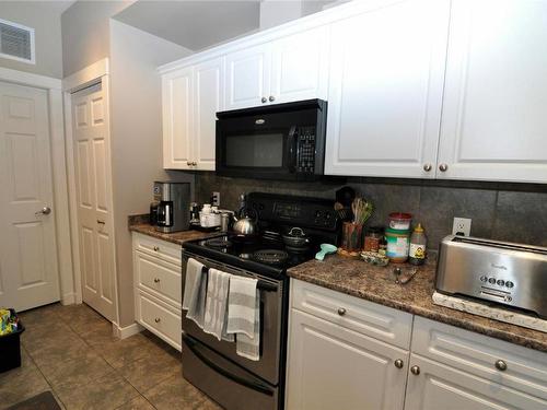 103-3550 Woodsdale Road, Lake Country, BC - Indoor Photo Showing Kitchen