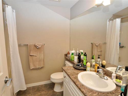 103-3550 Woodsdale Road, Lake Country, BC - Indoor Photo Showing Bathroom