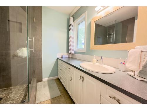 1512 Fir Crescent, Golden, BC - Indoor Photo Showing Bathroom