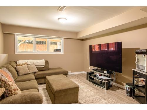 1512 Fir Crescent, Golden, BC - Indoor Photo Showing Living Room