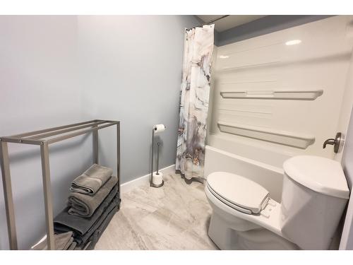 1512 Fir Crescent, Golden, BC - Indoor Photo Showing Bathroom