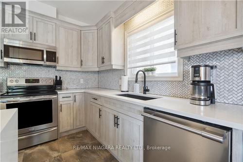 106 Spruce Crescent, Welland, ON - Indoor Photo Showing Kitchen With Upgraded Kitchen