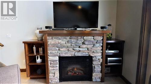 700 Bighorn Boulevard Unit# 735 C, Radium Hot Springs, BC - Indoor Photo Showing Living Room With Fireplace