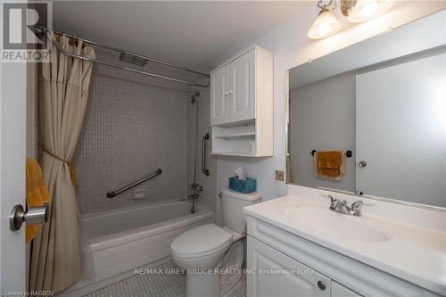 203 - 860 9Th Street E, Owen Sound, ON - Indoor Photo Showing Bathroom