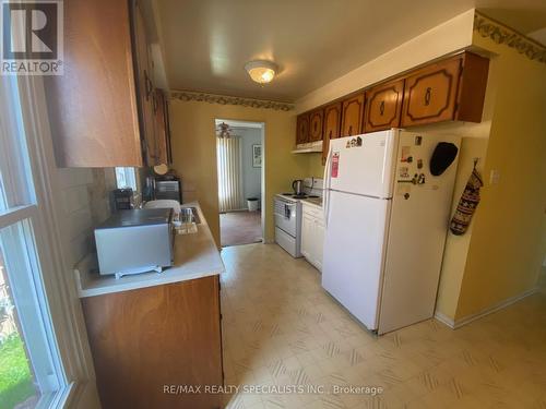 30 Peaceful Place, Brampton, ON - Indoor Photo Showing Kitchen