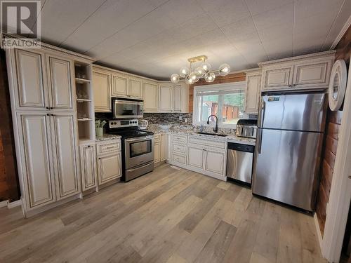 6503 Lakeshore Drive, Moberly Lake, BC - Indoor Photo Showing Kitchen