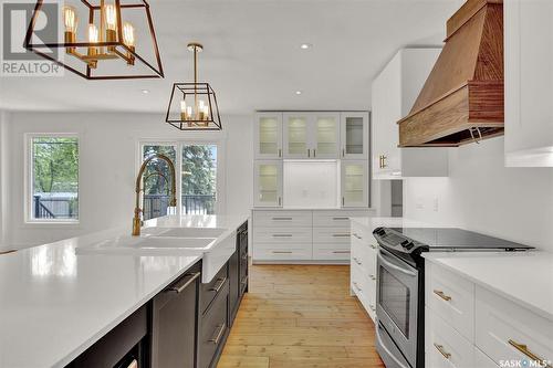 321 Durham Drive, Regina, SK - Indoor Photo Showing Kitchen With Upgraded Kitchen