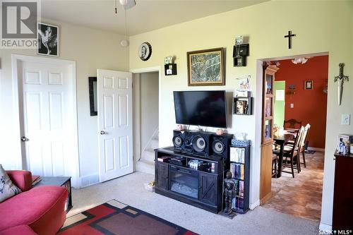 303 5Th Avenue E, Shellbrook, SK - Indoor Photo Showing Living Room