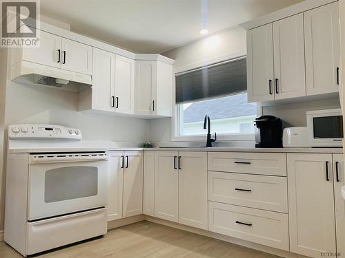 30 Aurora Ave, Kapuskasing, ON - Indoor Photo Showing Kitchen