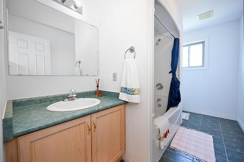 543 John Street N, Hamilton, ON - Indoor Photo Showing Bathroom