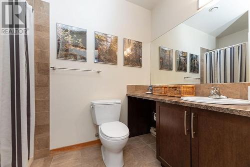 809 7Th  Avenue Unit# 211, Invermere, BC - Indoor Photo Showing Bathroom