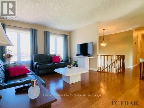 1515 West Street, Hearst, ON - Indoor Photo Showing Living Room