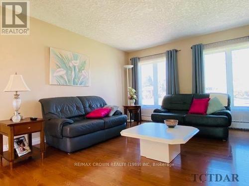 1515 West Street, Hearst, ON - Indoor Photo Showing Living Room