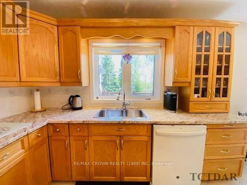 1515 West Street, Hearst, ON - Indoor Photo Showing Kitchen With Double Sink