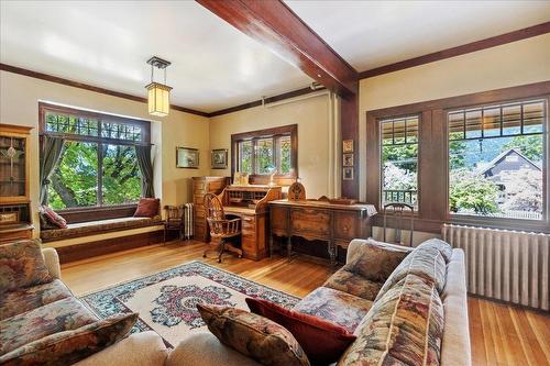 702 Mill Street, Nelson, BC - Indoor Photo Showing Living Room