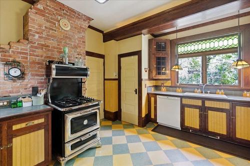 702 Mill Street, Nelson, BC - Indoor Photo Showing Kitchen