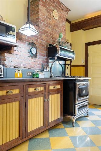 702 Mill Street, Nelson, BC - Indoor Photo Showing Kitchen