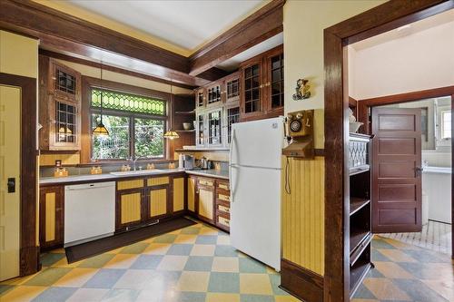 702 Mill Street, Nelson, BC - Indoor Photo Showing Kitchen