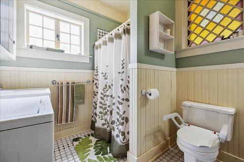 702 Mill Street, Nelson, BC - Indoor Photo Showing Bathroom