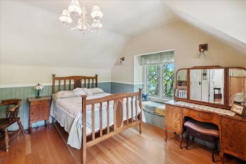 702 Mill Street, Nelson, BC - Indoor Photo Showing Bedroom