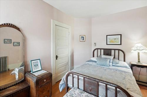 702 Mill Street, Nelson, BC - Indoor Photo Showing Bedroom