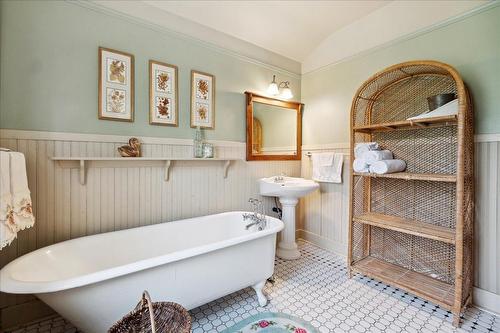 702 Mill Street, Nelson, BC - Indoor Photo Showing Bathroom