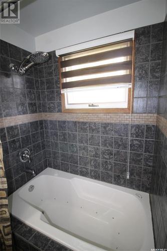 419 Railway Street, Eastend, SK - Indoor Photo Showing Bathroom