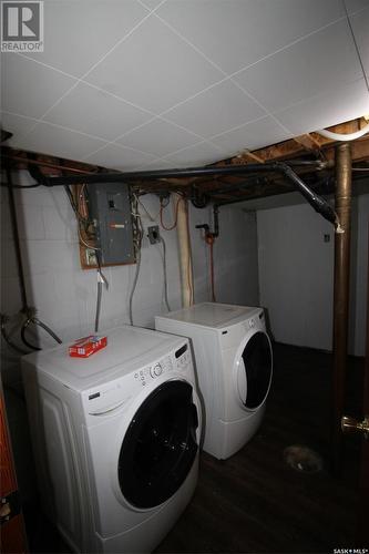 419 Railway Street, Eastend, SK - Indoor Photo Showing Laundry Room