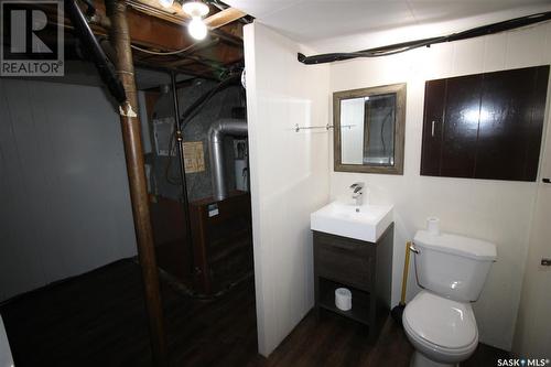 419 Railway Street, Eastend, SK - Indoor Photo Showing Bathroom