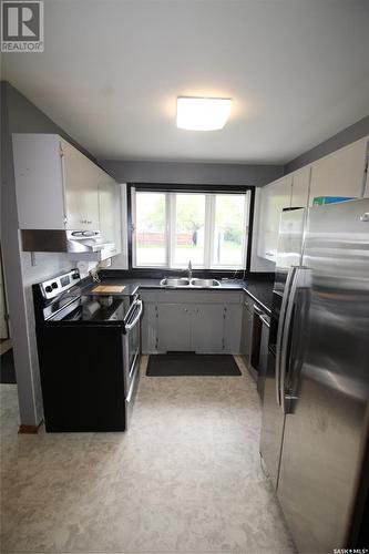 419 Railway Street, Eastend, SK - Indoor Photo Showing Kitchen With Double Sink