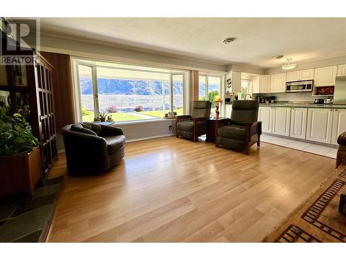 9405 Spartan Drive, Osoyoos, BC - Indoor Photo Showing Living Room