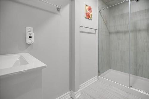 126 Walter Avenue N, Hamilton, ON - Indoor Photo Showing Bathroom
