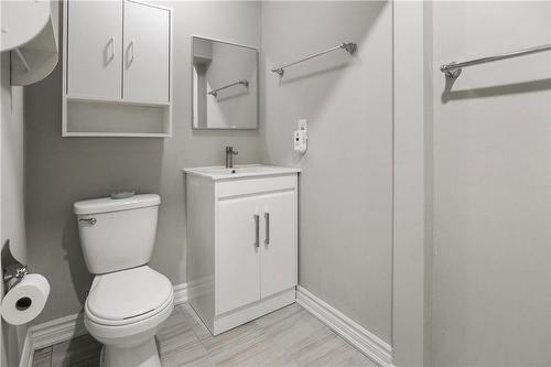 126 Walter Avenue N, Hamilton, ON - Indoor Photo Showing Bathroom