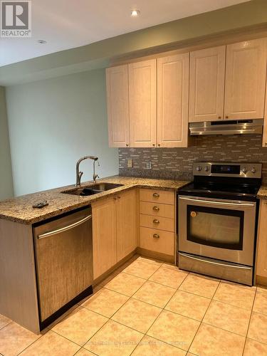 573 Kaiser Drive, Mississauga, ON - Indoor Photo Showing Kitchen With Double Sink