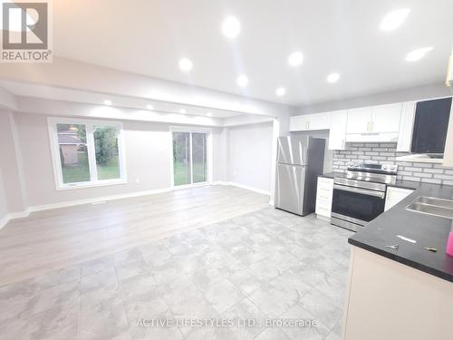 135 Stonebrook Way, Grey Highlands (Markdale), ON - Indoor Photo Showing Kitchen With Double Sink