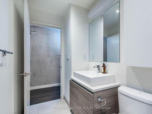 318-111 Bathurst St, Toronto, ON - Indoor Photo Showing Bathroom