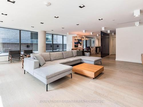 318-111 Bathurst St, Toronto, ON - Indoor Photo Showing Living Room