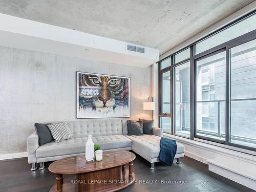 318-111 Bathurst St, Toronto, ON - Indoor Photo Showing Living Room