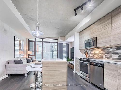 318-111 Bathurst St, Toronto, ON - Indoor Photo Showing Kitchen With Upgraded Kitchen