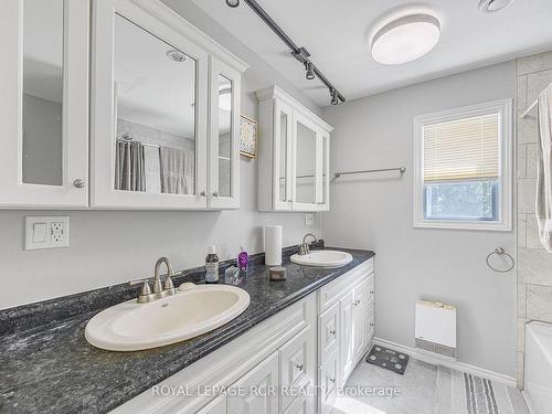 3383 Doane Rd, East Gwillimbury, ON - Indoor Photo Showing Bathroom