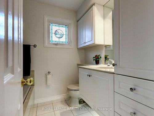 450 Abington Ave, Mississauga, ON - Indoor Photo Showing Bathroom