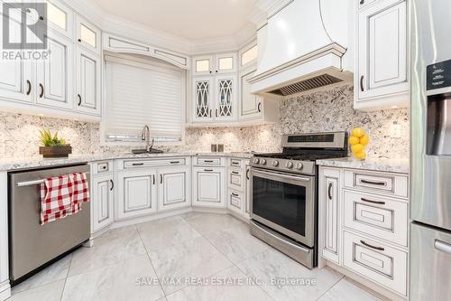 1 Casa Lane, Brampton, ON - Indoor Photo Showing Kitchen With Upgraded Kitchen