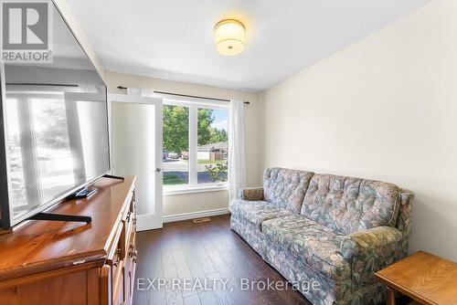 11 Alyson Court, Welland, ON - Indoor Photo Showing Living Room