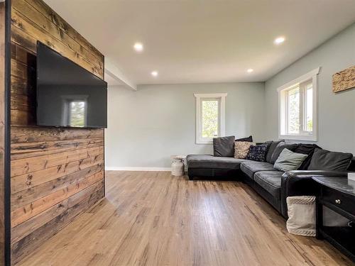 156111 52 Road N, Virden, MB - Indoor Photo Showing Living Room