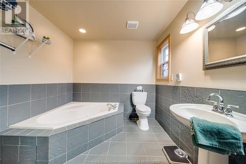 7205 Walker, Tecumseh, ON - Indoor Photo Showing Bathroom