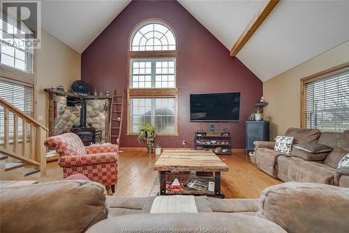 7205 Walker, Tecumseh, ON - Indoor Photo Showing Living Room