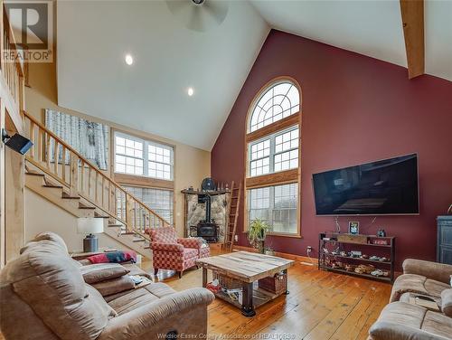 7205 Walker, Tecumseh, ON - Indoor Photo Showing Living Room