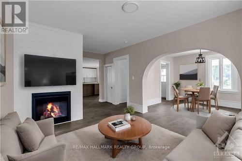 526 Church Street, North Dundas (706 - Winchester), ON - Indoor Photo Showing Living Room With Fireplace