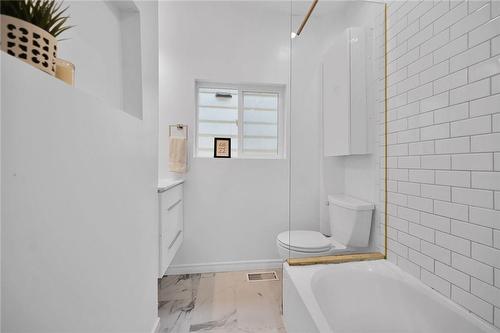 133 Wood Street E, Hamilton, ON - Indoor Photo Showing Bathroom