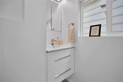 133 Wood Street E, Hamilton, ON - Indoor Photo Showing Bathroom